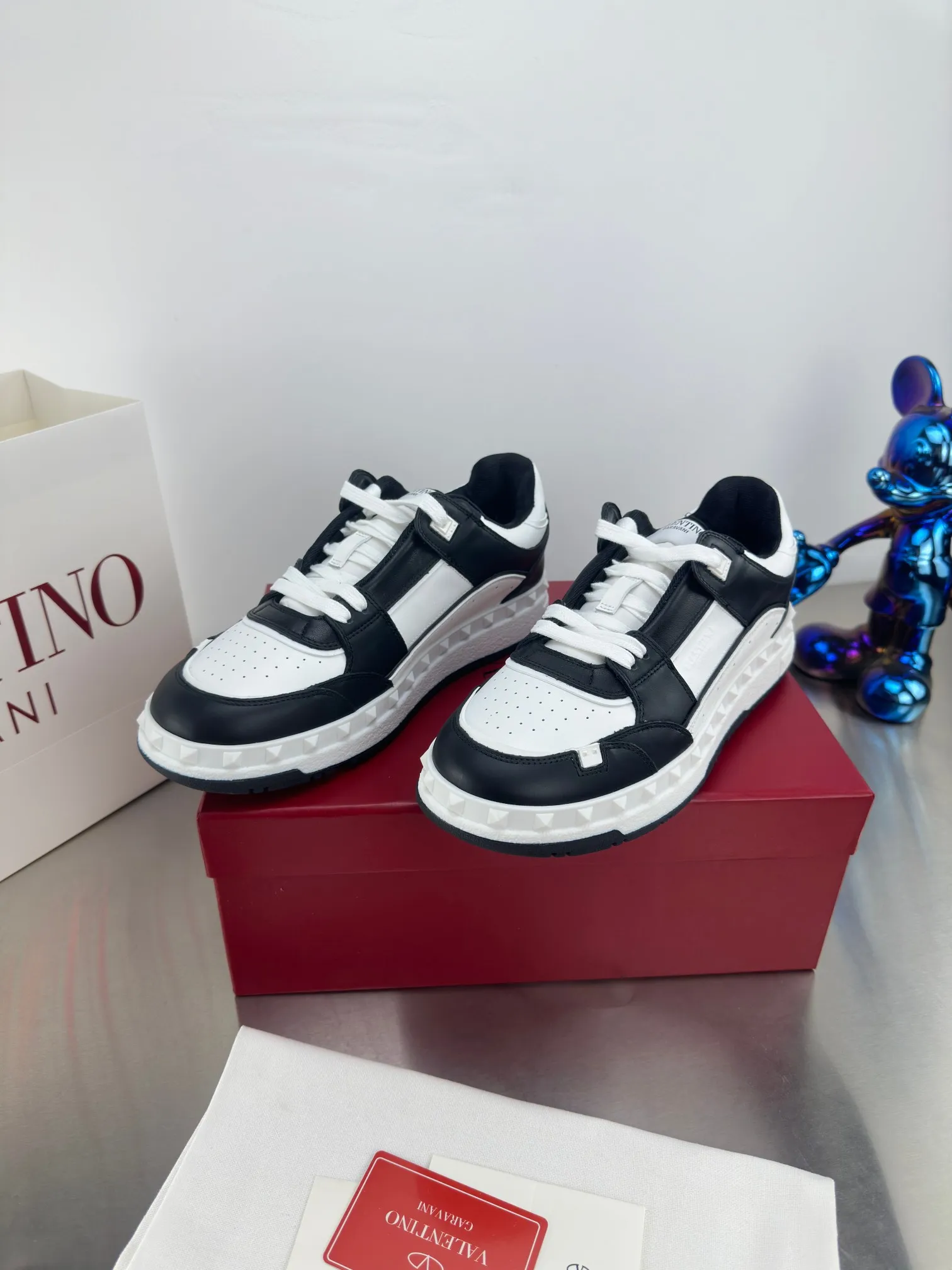 👟👟Ex-factory price 640👟👟 🔺Valentino🔺 Valentino VT 2024 early spring white shoes casual shoes! Top version!  Original 1:1 mold opening! Lasting + oil edge craftsmanship, classic splicing, fashionable and versatile, 🎁Full set of packaging at the same time at the counter. Fabric: Customized cowhide. Lining: Original breathable mesh. Outsole: Original TPU material outsole. Non-slip and wear-resistant. Size: Female 35-40! Male 39～45